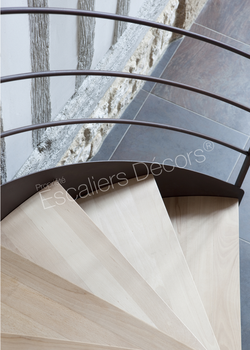 Photo SH31 - Delta Loft colimaçon contemporain avec limon. Escalier sur mesure d'intérieur hélicoïdal au design contemporain et passerelle en métal et bois. Vue 2